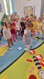 Dzieci przeskakują przez znaczniki