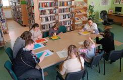 Wspólne zdjęcie uczestników podczas wykonywania laurek