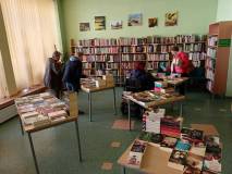 Czytelnicy wyszukują książki podczas kiermaszu
