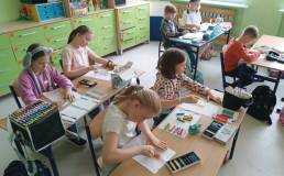 Uczniowie wykonują pracę plastyczną magiczne piórka