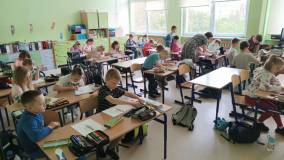 Dzieci wykonują magiczne piórka