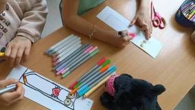 Uczniowie malują zakładki do książki