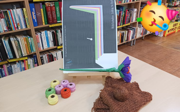 Na zdjęciu plakat promujący Tydzień Bibliotek i włóczki