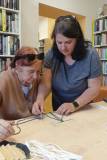 Uczestniczka z bibliotekarka podczas warsztatów