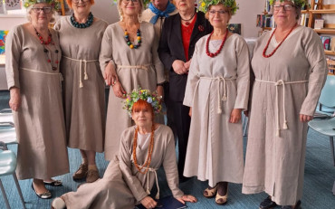 aktorzy pozują do zdjęcia