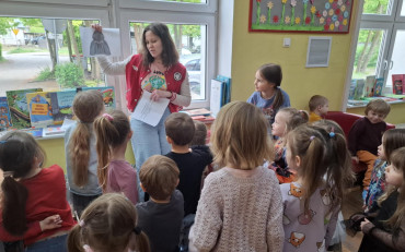 Bibliotekarka pokazuje dzieciom obrazek
