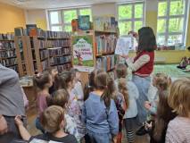 Bibliotekarka pokazuje dzieciom obrazek