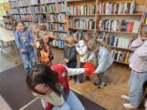 Dziecko przebija balon