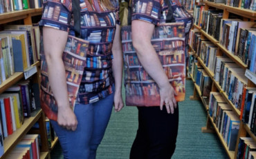 bibliotekarki pozują do wspólnego zdjęcia