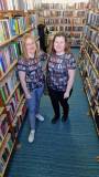 Bibliotekarki pozują do wspólnego zdjęcia