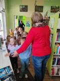 Pani Ania oprowadza dzieci po bibliotece