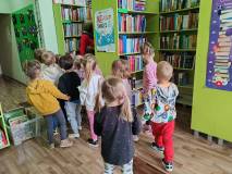Pani Ania oprowadza dzieci po bibliotece