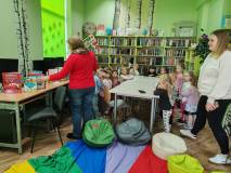Pani Ania opowiada dzieciom o książkach
