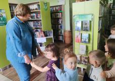 Dziecięca ciuchcia zwiedza bibliotekę