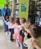 Dziecięca ciuchcia zwiedza bibliotekę