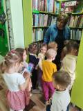Dziecięca ciuchcia zwiedza bibliotekę
