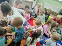 „Sówki” ustawiają piramidę z książek
