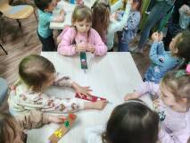 Dzieci pokazują swoje zakładki do książek