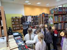 Bibliotekarka pokazuje dzieciom obrazek