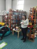 Bibliotekarka pokazuje książkę