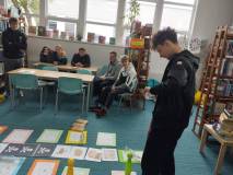 Młodzież gra w dużą grę na dywanie