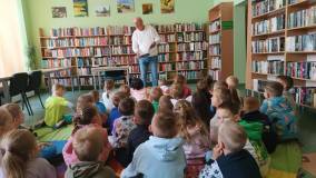 Autor czyta przedszkolakom swoją książkę
