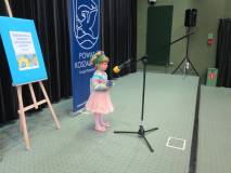 Uczestniczka Powiatowego przeglądu recytatorskiego dla przedszkolaków 