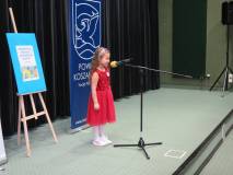 Uczestniczka Powiatowego przeglądu recytatorskiego dla przedszkolaków 