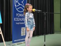 Uczestniczka Powiatowego przeglądu recytatorskiego dla przedszkolaków 