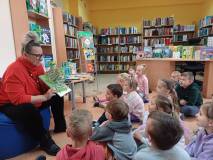 Na zdjęciu Gosia prezentuje przedszkolakom najpiękniejsze książeczki dla dzieci
