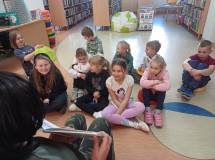 Na zdjęciu Wiola czyta pierwszakom 