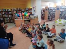 Na zdjęciu Wiola wita przedszkolaki