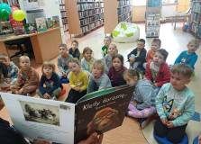 Na zdjęciu Wiola czyta PSZCZÓŁKOM  książkę pt. Kiedy dorosnę