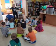 Na zdjęciu dzieci podczas zabawy w kalambury