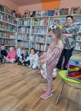 Bajkowa skrzynia bajek i baśnii dla dzieci - dziecko pokazuje element i mówi z jaką bajką kojarzy si