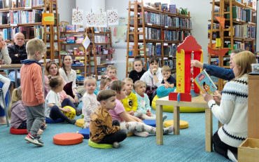 bibliotekarki wystawiają spektakl Pinokio