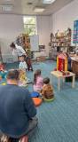 Bibliotekarki wystawiają spektakl Pinokio