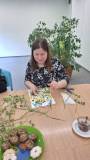 Bibliotekarka wykonuje pracę plastyczną