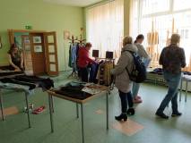 Uczestnicy wybierają ubrania