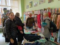 Wspólne rozmowy podczas wybierania ubrań