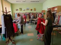 Uczestnicy wybierają ubrania