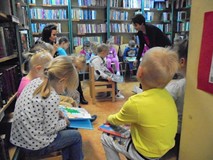 BAWIMY SIĘ W BIBLIOTECE