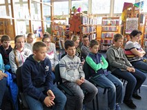 „Nastolatki” odwiedziły bibliotekę
