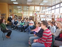 „Nastolatki” odwiedziły bibliotekę