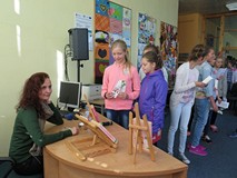„Nastolatki” odwiedziły bibliotekę
