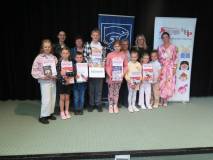 Zdjecie grupowe najlepszych czytelników z gminy Będzino wraz z bibliotekarkami, Wicestarostą Koszali