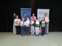 Zdjecie grupowe najlepszych czytelników z gminy Bieskiekierz wraz z bibliotekarkami,  Wicestarostą K