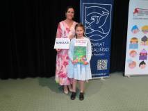 Zdjecie  najlepszej czytelniczki z gminy Bobolice z Wicestarostą Koszalińską Agnieszką Ławrynowicz