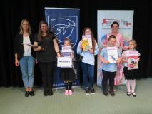 Zdjecie grupowe najlepszych czytelników z gminy Manowo wraz z bibliotekarką z Bonina, Wicestarostą K