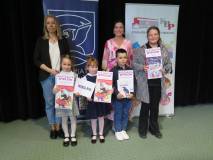 Zdjecie grupowe najlepszych czytelników z gminy Mielno wraz z Wicestarostą Koszalińską i Zastępcą dy